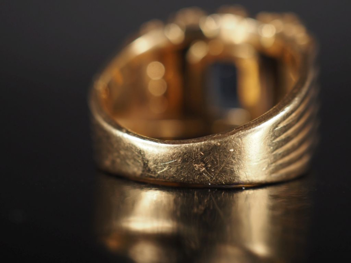 Importante bague tank en or jaune 750, sertie en son centre d'une pier