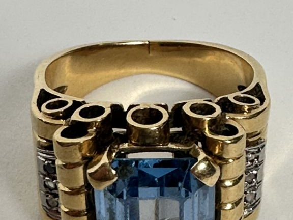 Importante bague tank en or jaune 750, sertie en son centre d'une pier