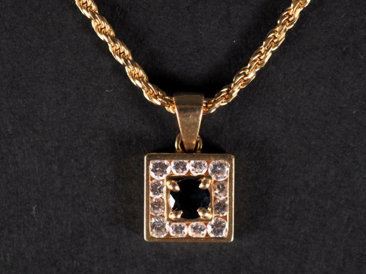 Collier en or 750 Poids : 8,5 g  et pendentif carré composé d'un saphi