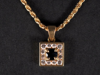Vente aux enchères Collier en or 750 Poids : 8,5 g  et pendentif carré composé d'un saphi