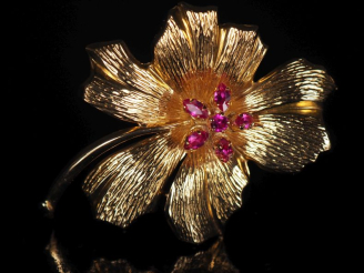 Vente aux enchères Broche en or jaune 750, en forme de fleur épanouie, sertie de petites 