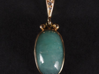 Vente aux enchères Pendentif en or jaune 750, serti en son centre d'une pierre verte en c