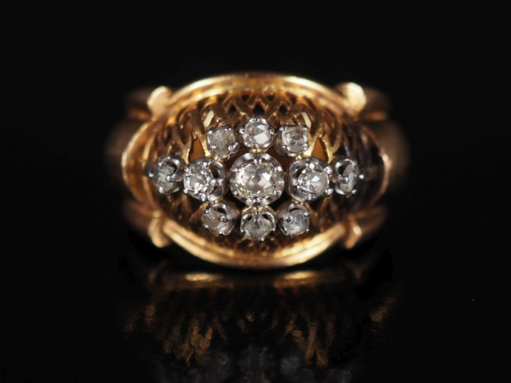 Bague dôme en platine et or jaune 750, à décor ajouré et sertie de onz