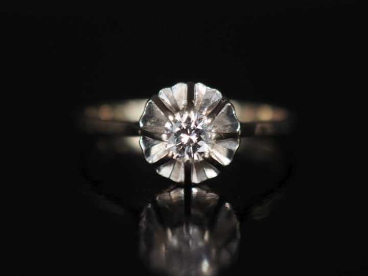 Bague de forme solitaire en or blanc 750, sertie en son centre d'un pe
