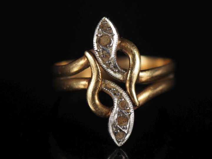 Bague ajourée en or jaune 750, à décor de deux serpents entrelacés et 