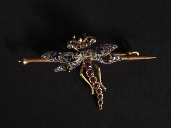 Broche en or jaune 750 et argent, en forme de guêpe.  Le corps et les 