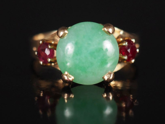 Vente aux enchères Bague en or jaune 750, sertie en son centre de jadéite en cabochon épa