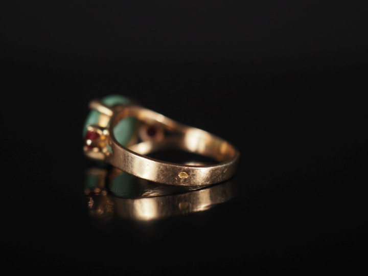Bague en or jaune 750, sertie en son centre de jadéite en cabochon épa