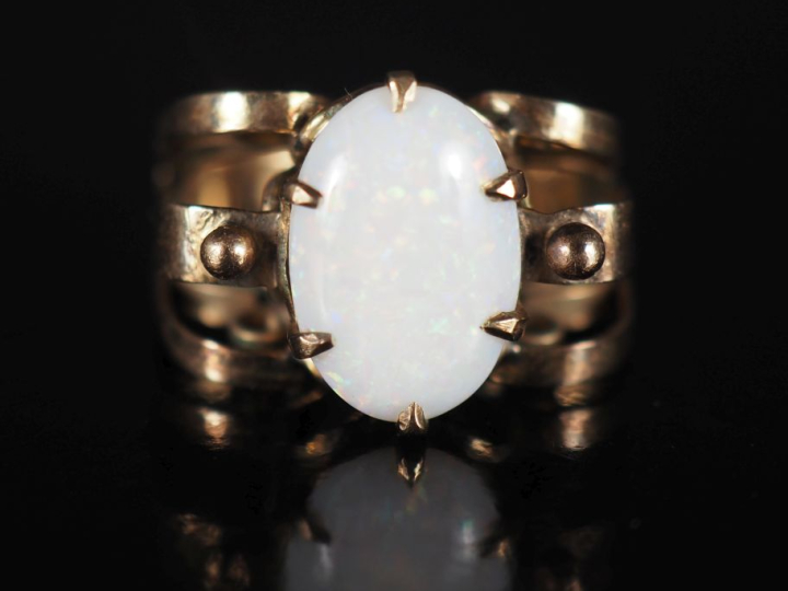 Bague de style 1940 en or 14 cts et opale, belle monture ajourée. Poid