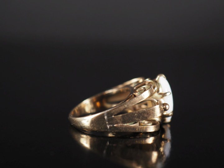 Bague de style 1940 en or 14 cts et opale, belle monture ajourée. Poid