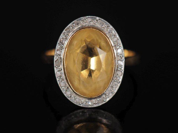 Bague de forme ovale en or jaune 750, sertie en son centre d'un quartz