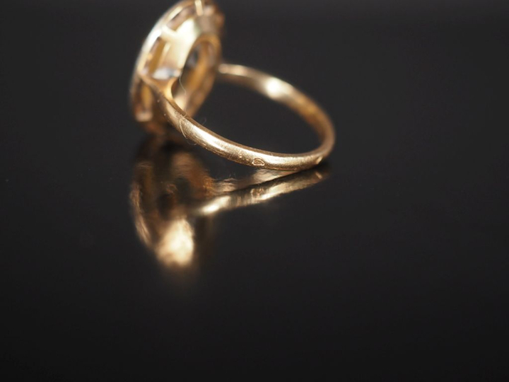 Bague de forme ovale en or jaune 750, sertie en son centre d'un quartz