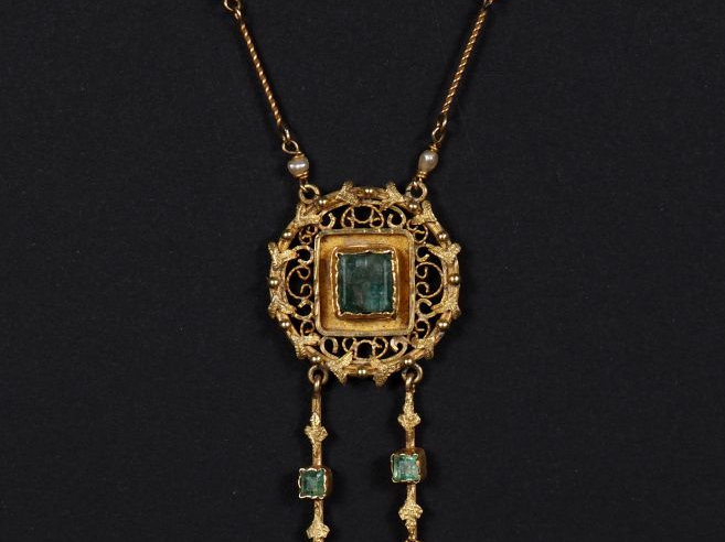 Ravissant collier de style Louis XVI en or jaune 750 et petites perles