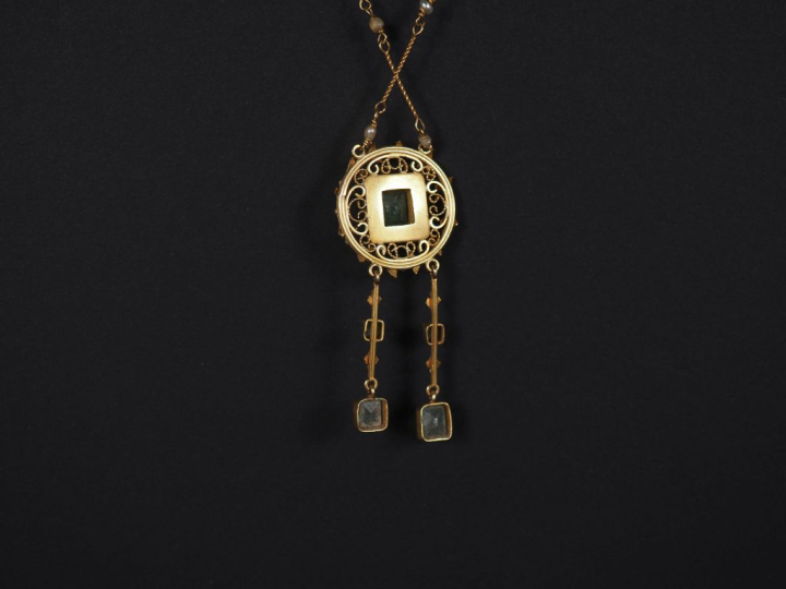 Ravissant collier de style Louis XVI en or jaune 750 et petites perles