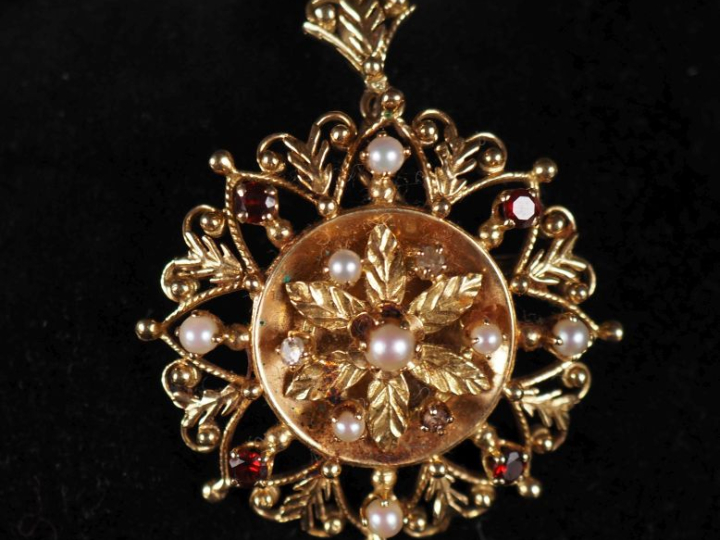 Broche Napoléon III en or 750, en forme de rosace, ornée de diamants t