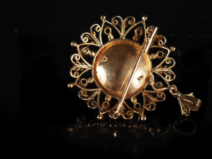 Broche Napoléon III en or 750, en forme de rosace, ornée de diamants t