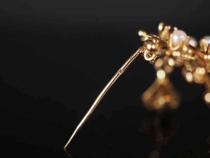 Broche Napoléon III en or 750, en forme de rosace, ornée de diamants t