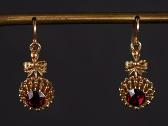 Vente aux enchères Paire de perces oreilles Napoléon III en or jaune 750, à décor d'une p