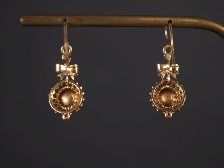 Paire de perces oreilles Napoléon III en or jaune 750, à décor d'une p