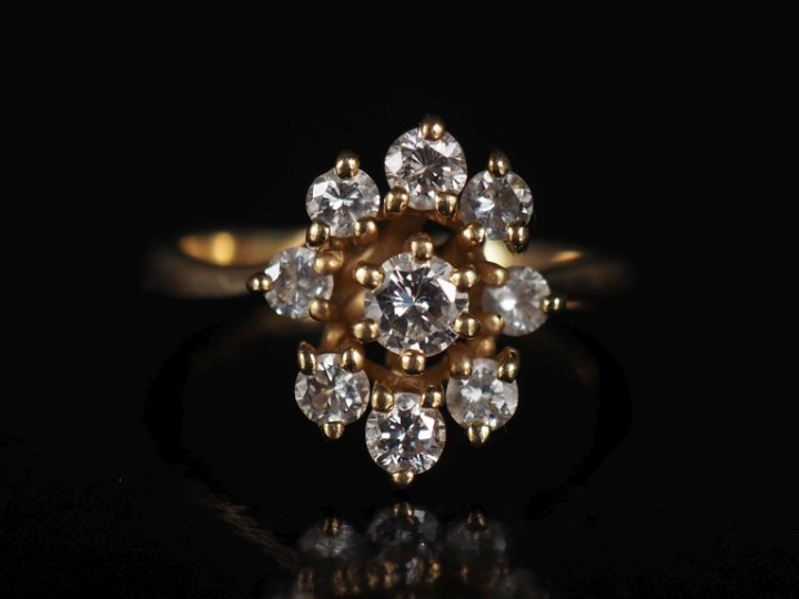 Bague marguerite en or jaune 750 et neuf diamants. Poids tel : 4,10 g 
