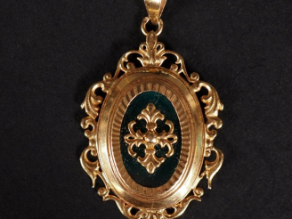 Vente aux enchères Pendentif en or 750, décor de feuillage et de fleurs de lys, pierre ve