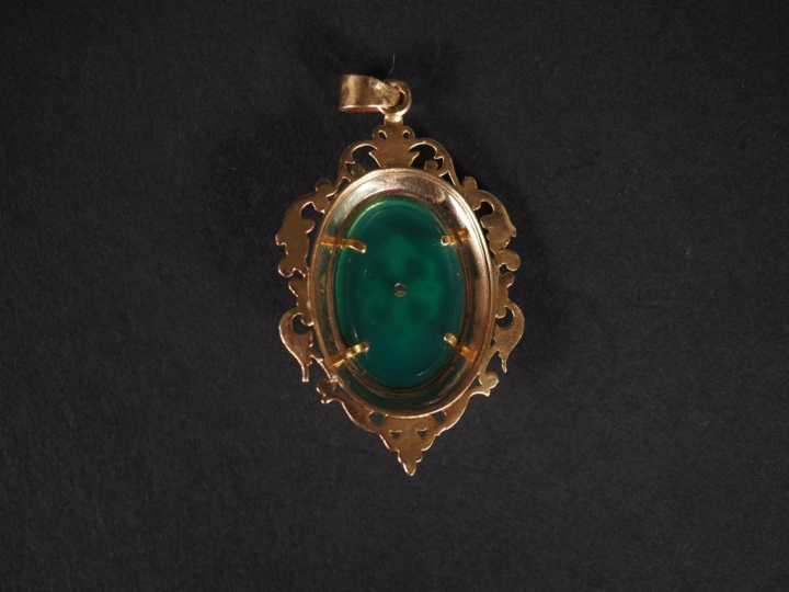 Pendentif en or 750, décor de feuillage et de fleurs de lys, pierre ve