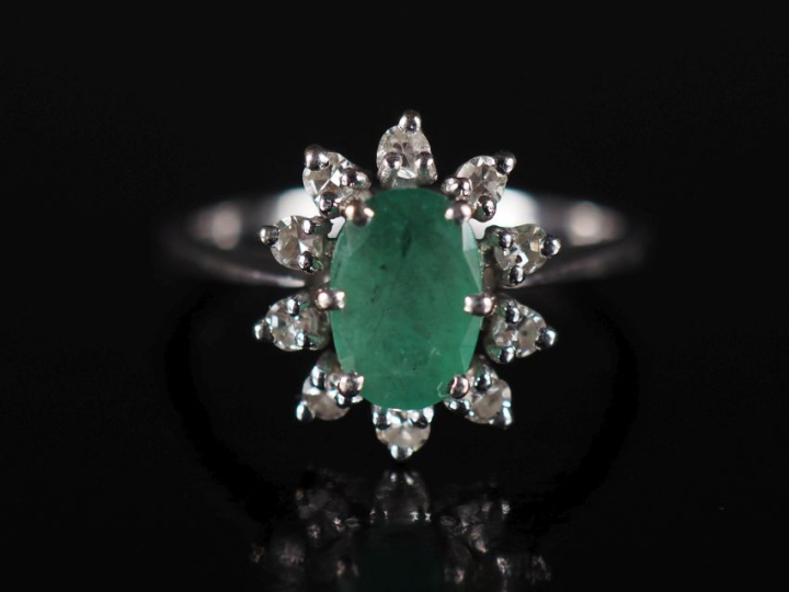 Bague de forme marguerite en or blanc 750, sertie en son centre d'une 