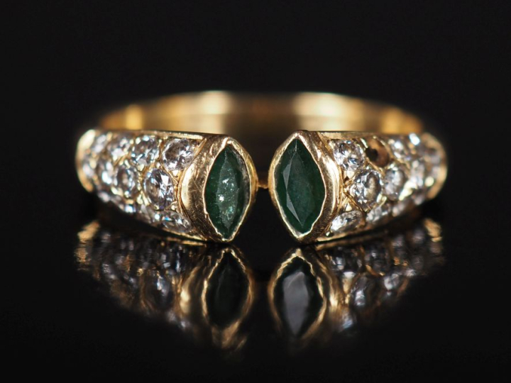 Bague jonc en or jaune 750, sertie de deux pierres vertes de forme nav