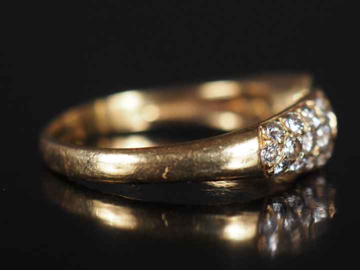 Bague jonc en or jaune 750, sertie de deux pierres vertes de forme nav