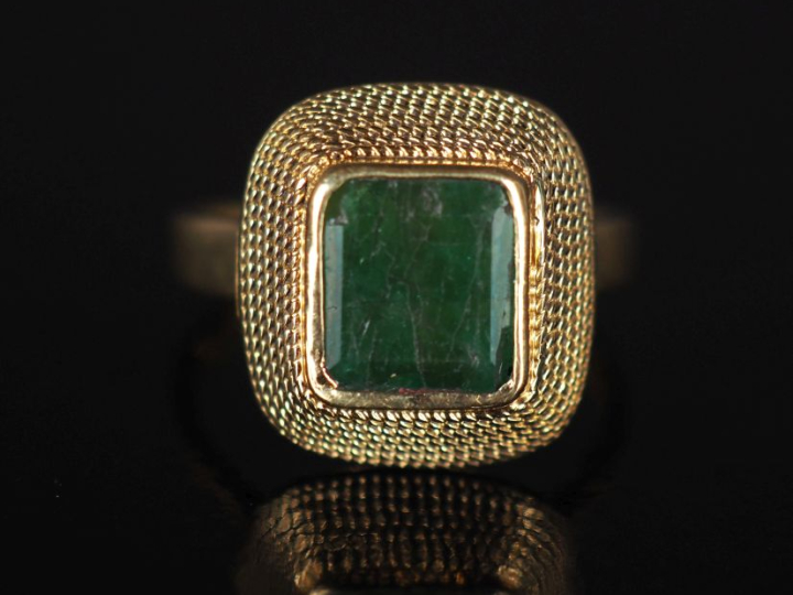 Bague en or jaune 750, émeraude, jolie monture à six rangs de maille P