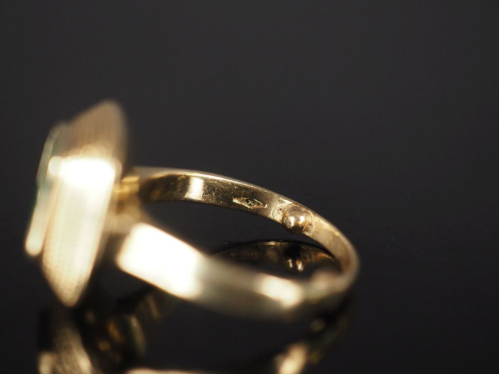 Bague en or jaune 750, émeraude, jolie monture à six rangs de maille P