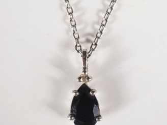 Vente aux enchères Pendentif en or blanc 750 serti d'un saphir en forme de goutte, surmon
