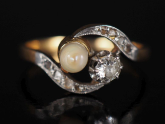 Vente aux enchères Petite bague tourbillon en or jaune 750, sertie en son centre d'une pe