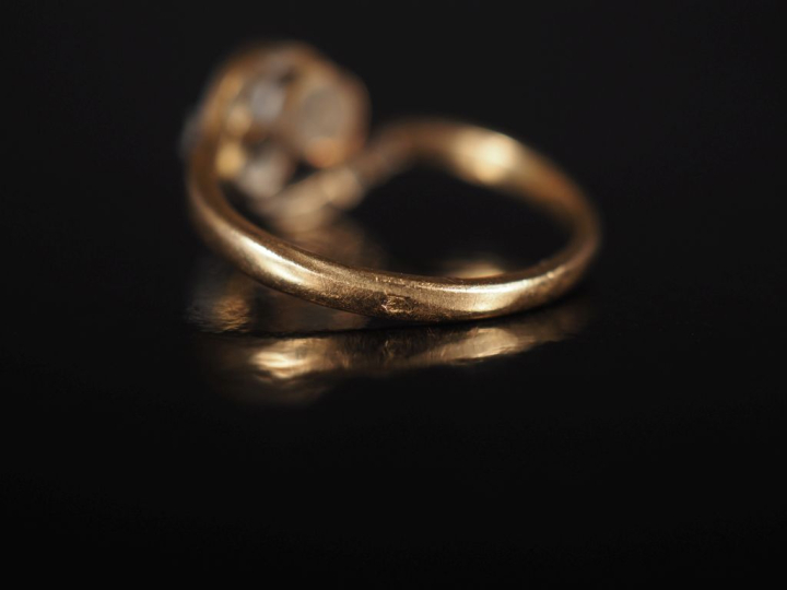 Petite bague tourbillon en or jaune 750, sertie en son centre d'une pe
