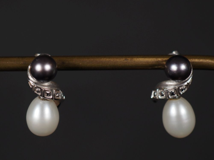 Paire de perces oreilles en or blanc 750, sertis d'une perle grise et 