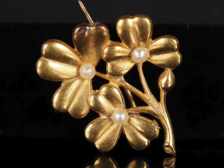 Vente aux enchères Broche de style Art Nouveau en or jaune 750, trois perles. Poids tel :