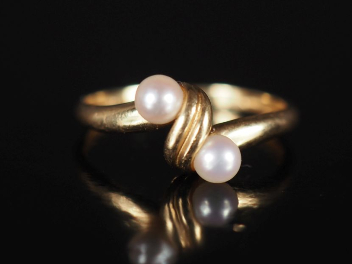 Jolie petite bague de forme mouvementée en or jaune 750, sertie de deu