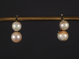 Vente aux enchères Paire de perces oreilles en or blanc 750, agrémentés de deux perles bl