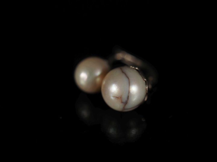 Paire de perces oreilles en or blanc 750, agrémentés de deux perles bl