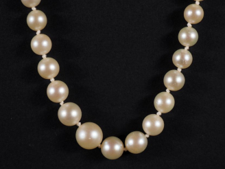 Vente aux enchères Collier de perles de culture, fermoir en or jaune 750   