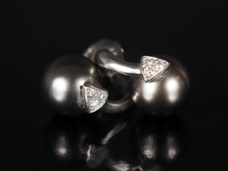 Vente aux enchères Paire de perces oreilles en or blanc 750, sertis d'une perle grise, l'
