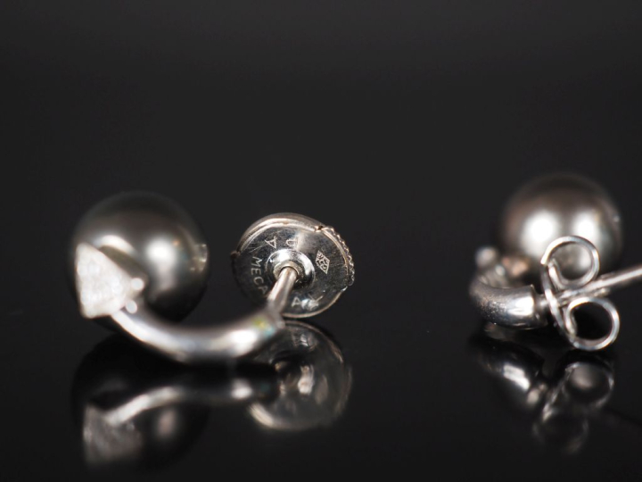 Paire de perces oreilles en or blanc 750, sertis d'une perle grise, l'