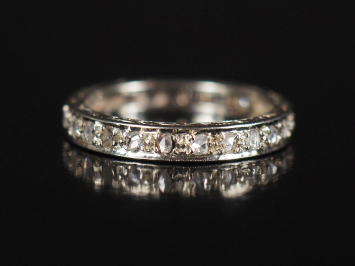 Alliance américaine en or blanc 750, sertie de diamants taillés en ros