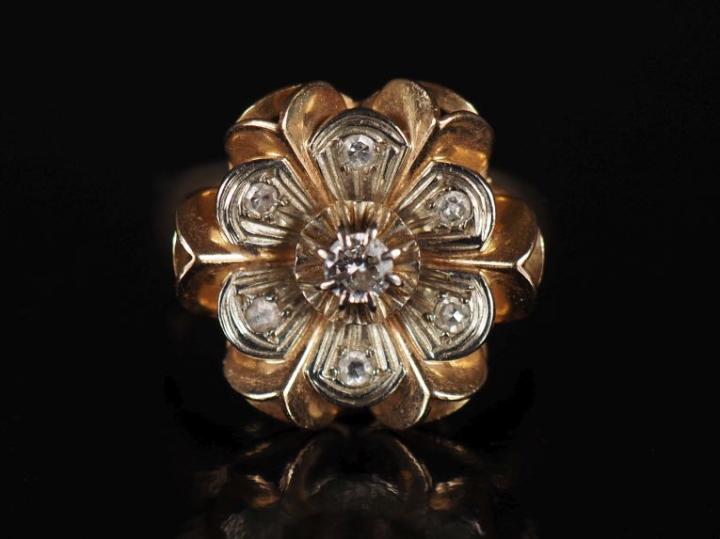 Bague marguerite en or ornée d'un diamant central, pierres autour à l'
