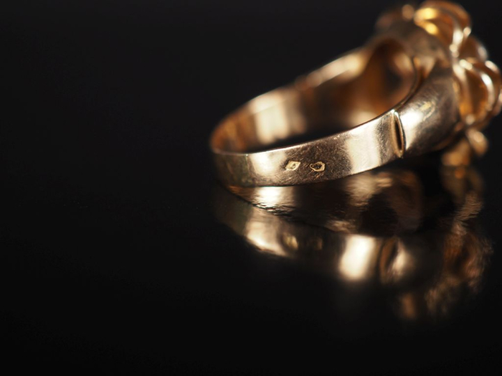 Bague marguerite en or ornée d'un diamant central, pierres autour à l'