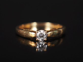 Vente aux enchères Bague de forme solitaire en or jaune 750, sertie en son centre d'un pe
