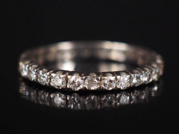 Alliance américaine en or blanc 750, sertie de petits diamants  TDD : 