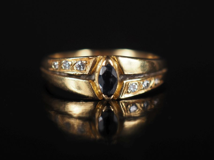 Bague en or, saphir et six petits brillants. TDD : 51  Poids tel : 2,5