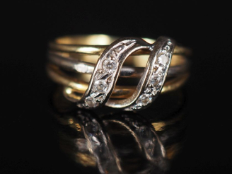 Vente aux enchères Bague trois anneaux deux ors et pierres imitation du diamant. Poids : 