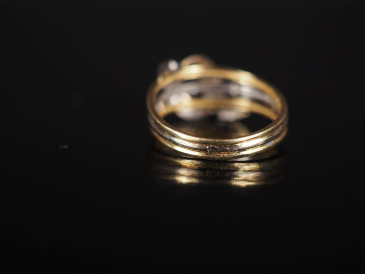 Bague trois anneaux deux ors et pierres imitation du diamant. Poids : 